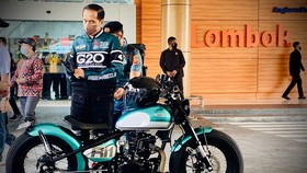 Jokowi Pamer Jaket Motor Bertema G20 Edisi Terbatas