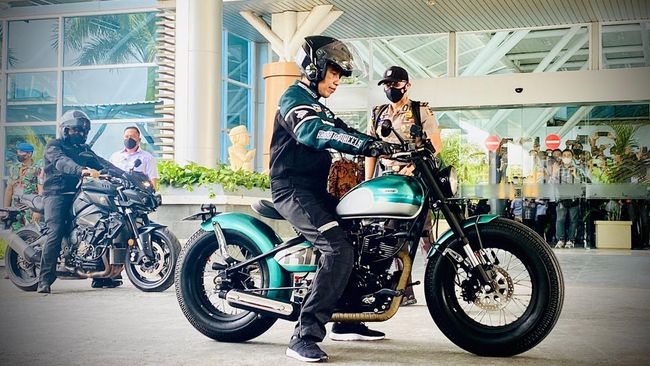 Naik Motor, Jokowi Tinjau Fasilitas MotoGP Mandalika Presiden Jokowi meninjau fasilitas bandara sekaligus melakukan simulasi kedatangan penonton MotoGP Mandalika 2022 dengan mengendarai sepeda motor.
