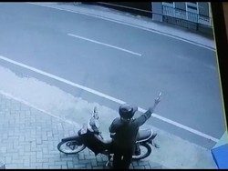 Pria di Kota Batu Terekam CCTV Todongkan Pistol