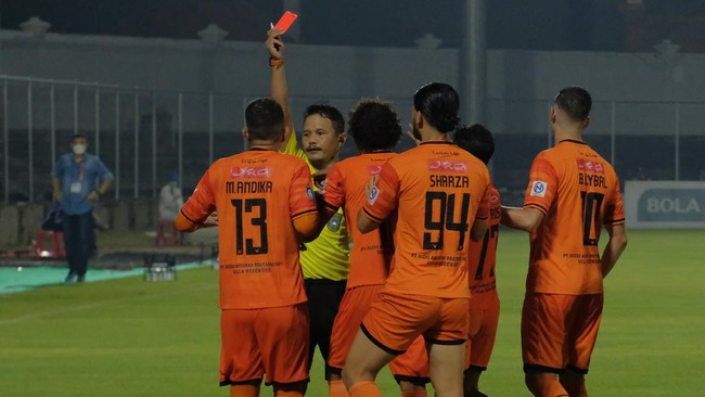 Persiraja Banda Aceh melayangkan protes kepada PSSI terhadap keputusan kontroversial wasit Iwan Sukoco saat lawan PSIS Semarang di Liga 1 2021/2022.