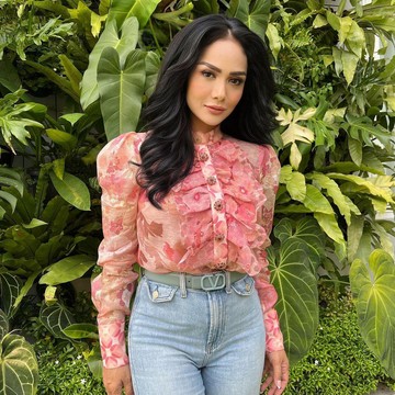img-title Dianggap Saltum saat Ziarah, Gaya Krisdayanti Menuai Pro Kontra Netizen! Menurut Kamu Gimana Beauties?