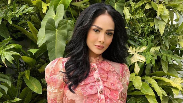 Dianggap Saltum saat Ziarah, Gaya Krisdayanti Menuai Pro Kontra Netizen! Menurut Kamu Gimana Beauties? Dianggap Saltum saat Ziarah, Gaya Krisdayanti Menuai Pro Kontra Netizen! Menurut Kamu Gimana Beauties?