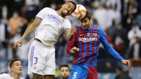Barcelona vs Madrid: Ancelotti Ungkap Alasan Ribut dengan Pique