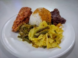 5 Cara Makan Nasi Padang, Pakai Tangan hingga Sumpit