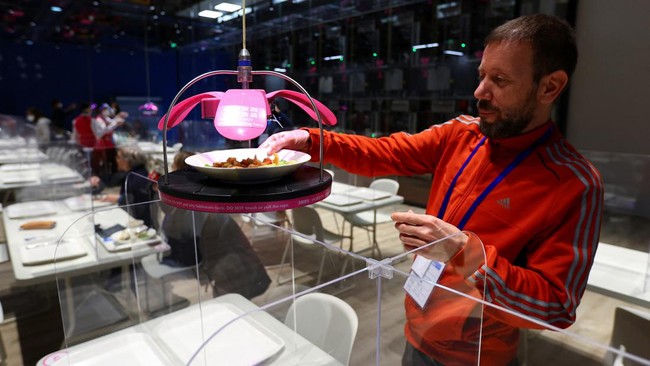 FOTO: Robot Sajikan Makanan untuk Peliput Olimpiade Beijing 2022