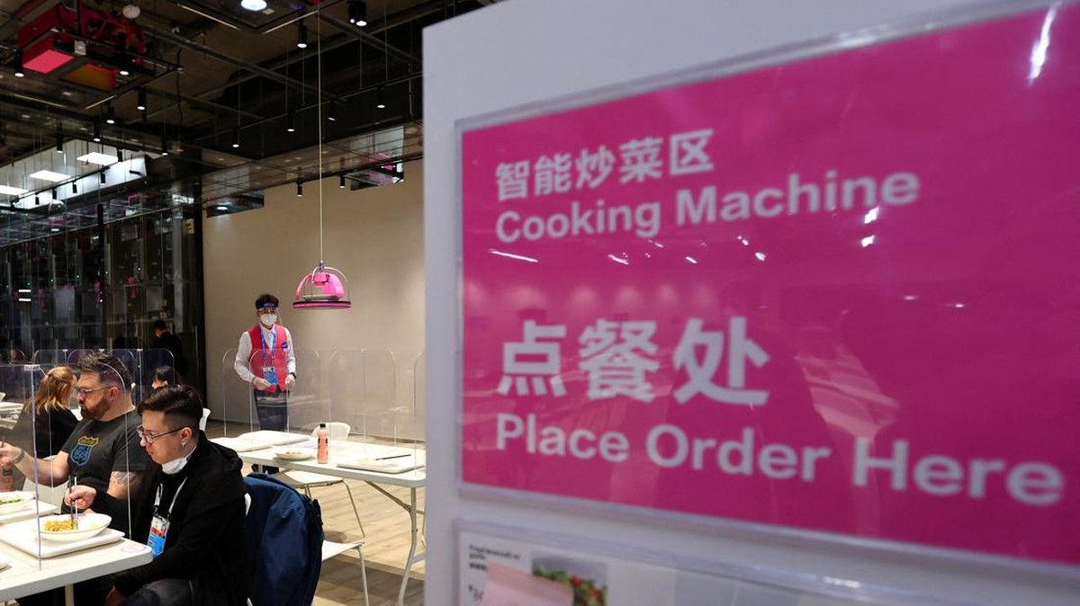FOTO: Robot Sajikan Makanan untuk Peliput Olimpiade Beijing 2022