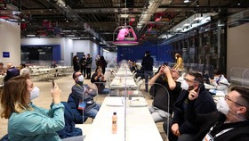 FOTO: Robot Sajikan Makanan untuk Peliput Olimpiade Beijing 2022