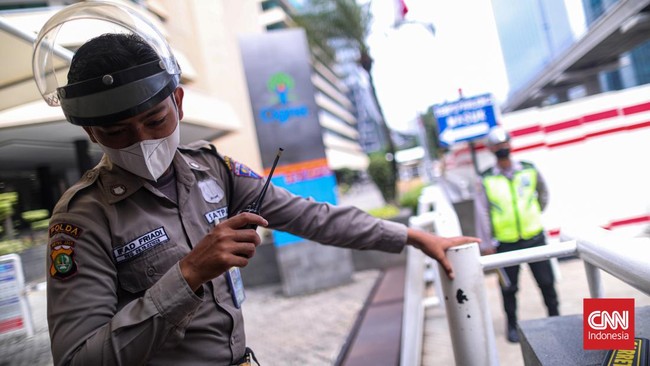 Warganet menyindir seragam terbaru Satpam berwarna krem, yang dianggap mirip polisi India.