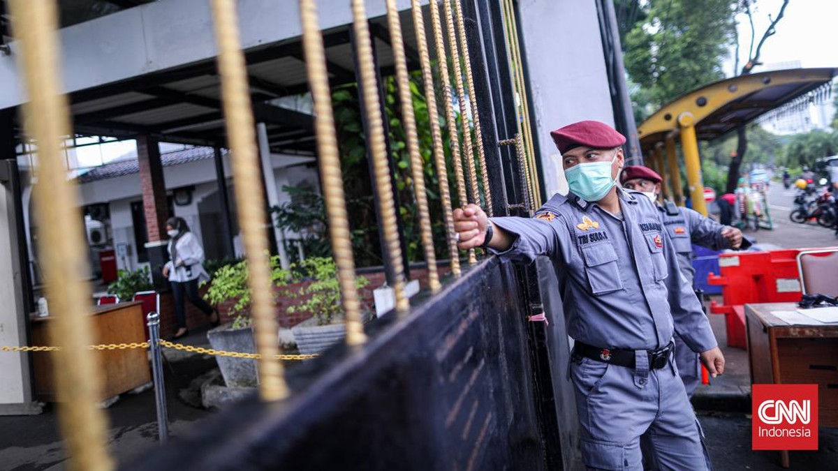 FOTO: Membingungkan, Seragam Satpam Mirip Polisi