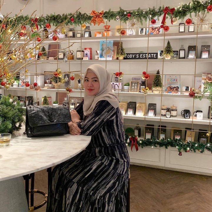 <p>Dilihat dari laman Instagram-nya, Sherrin ternyata memiliki hobi baking atau membuat kue, Bunda. Ia pun kerap membagikan video-video kue cantiknya. (Foto: Instagram: @stharia)</p>