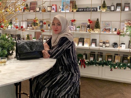 7 Potret Memesona Sherrin Tharia Mantan Istri Zumi Zola yang Kembali Berhijab