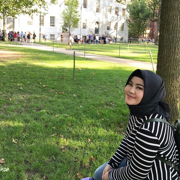 <p>Setelah bercerai, wanita yang akrab disapa Erin ini sempat melepas hijabnya, Bunda. Namun, kini ia telah kembali berhijab. (Foto: Instagram: @stharia)</p>