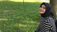 <p>Setelah bercerai, wanita yang akrab disapa Erin ini sempat melepas hijabnya, Bunda. Namun, kini ia telah kembali berhijab. (Foto: Instagram: @stharia)</p>