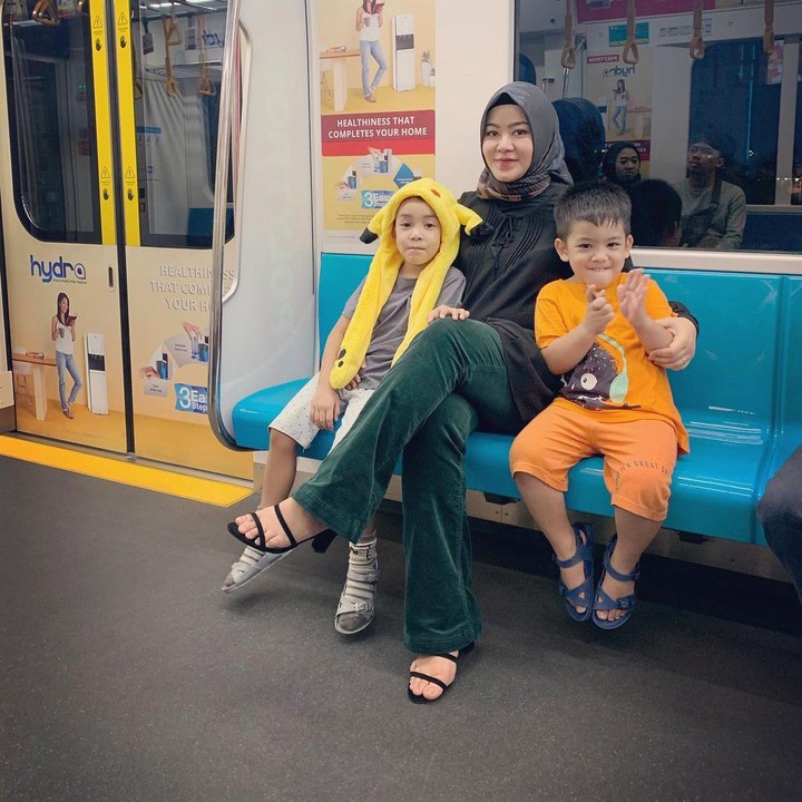 <p>Sherrin juga terlihat sangat dekat dengan anak-anaknya. Hampir di setiap kegiatan, kedua jagoan Sherrin selalu menemaninya. (Foto: Instagram: @stharia)</p>