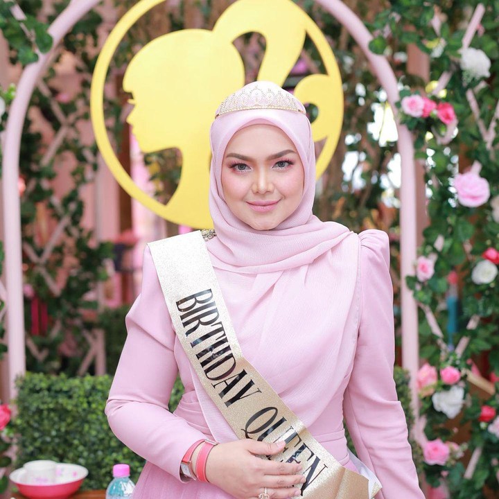 <p>Dekorasi ulang tahun Siti serba pink. Mulai dari dekorasi ruangan hingga hiasan-hiasan didominasi warna pink. (Foto: Instagram @ctdk)</p>