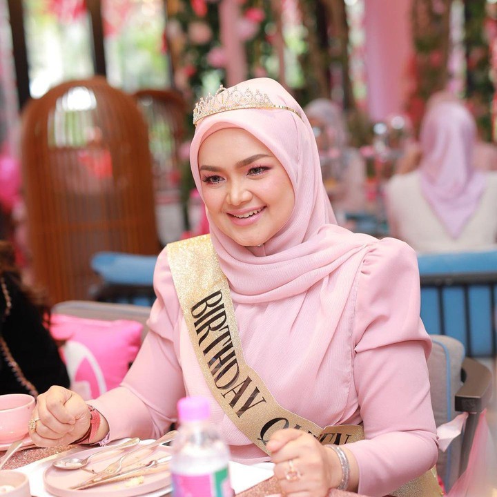 <p>Di hari ulang tahunnya itu, Siti mengadakan pesta di sebuah hotel bintang lima di Kuala Lumpur. (Foto: Instagram @ctdk)</p>