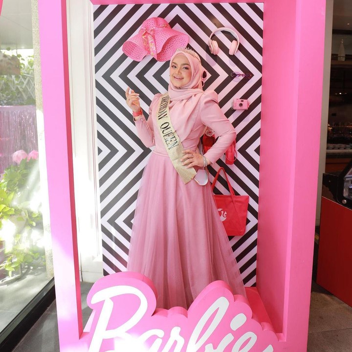 <p>Di usianya yang menginjak 43 tahun, Siti masih tetap terlihat awet muda ya, Bunda. Banyak netizen memanggilnya patung Barbie bertudung yang cantik. (Foto: Instagram @ctdk)</p>