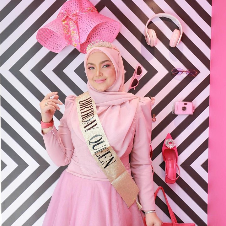<p>Dekorasi ulang tahun semakin cantik dengan ditambahkannya ornamen-ornamen Barbie nih. Mulai dari boneka hingga perlengkapan Barbie lengkap di pesta ulang tahun Siti Nurhaliza. (Foto: Instagram @ctdk)</p>