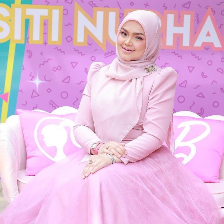 <p>Siti pun tampil cantik di pesta ulang tahunnya. Pelantun lagu <em>Cindai</em> ini mengenakan gaun berwarna pink muda yang serasi dengan warna jilbabnya. (Foto: Instagram @ctdk)</p>