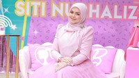 <p>Siti pun tampil cantik di pesta ulang tahunnya. Pelantun lagu <em>Cindai</em> ini mengenakan gaun berwarna pink muda yang serasi dengan warna jilbabnya. (Foto: Instagram @ctdk)</p>