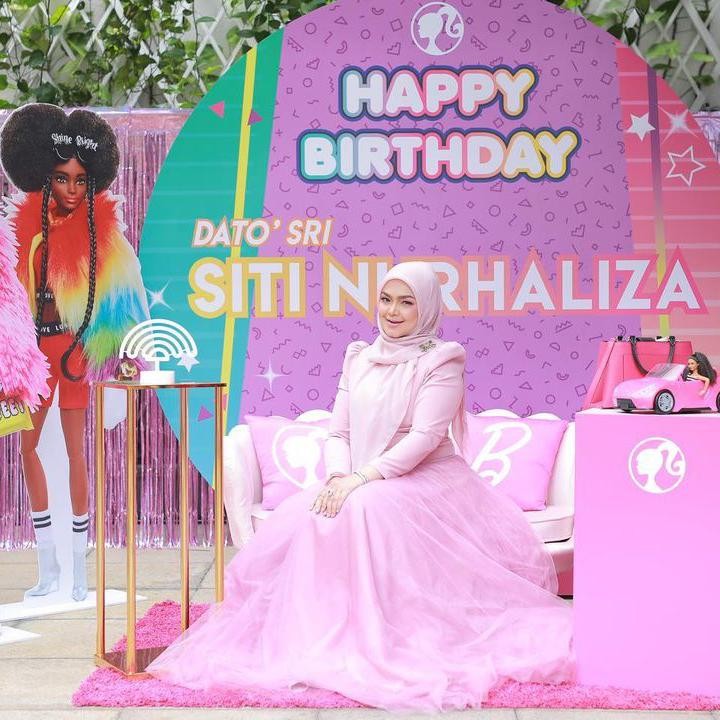<p>Pesta ulang tahun Siti mengangkat tema yang unik nih, Bunda. Ibu dua anak ini memilih tema Barbie untuk perayaan ulang tahunnya yang ke-43. (Foto: Instagram @ctdk)</p>
