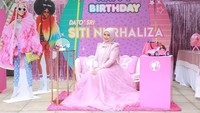 <p>Pesta ulang tahun Siti mengangkat tema yang unik nih, Bunda. Ibu dua anak ini memilih tema Barbie untuk perayaan ulang tahunnya yang ke-43. (Foto: Instagram @ctdk)</p>