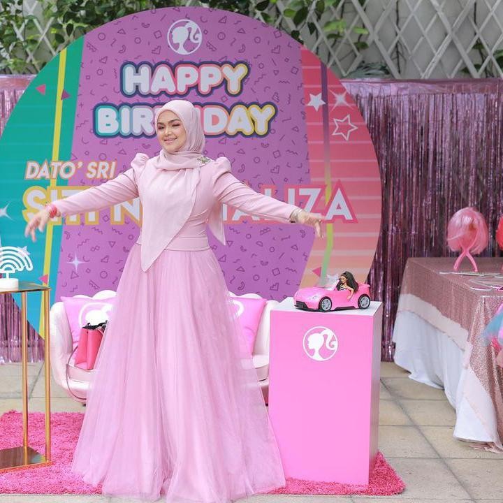 <p>Penyanyi asal Malaysia, Siti Nurhaliza, baru saja berulang tahun ke-43 pada 11 Januari nih, Bunda. Siti merayakan hari pertambahan usianya itu nih. (Foto: Instagram @ctdk)</p>