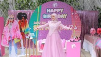 <p>Penyanyi asal Malaysia, Siti Nurhaliza, baru saja berulang tahun ke-43 pada 11 Januari nih, Bunda. Siti merayakan hari pertambahan usianya itu nih. (Foto: Instagram @ctdk)</p>