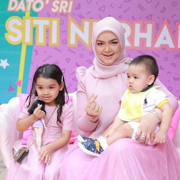 <p>Pesta semakin meriah karena kehadiran kedua anak Siti, Siti Aafiyah Khalid dan Muhammad Afwa. Putri pertama Siti tampak mengenakan gaun yang mirip dengan sang Bunda. (Foto: Instagram @ctdk)</p>