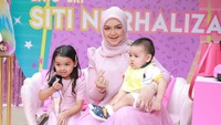 <p>Pesta semakin meriah karena kehadiran kedua anak Siti, Siti Aafiyah Khalid dan Muhammad Afwa. Putri pertama Siti tampak mengenakan gaun yang mirip dengan sang Bunda. (Foto: Instagram @ctdk)</p>