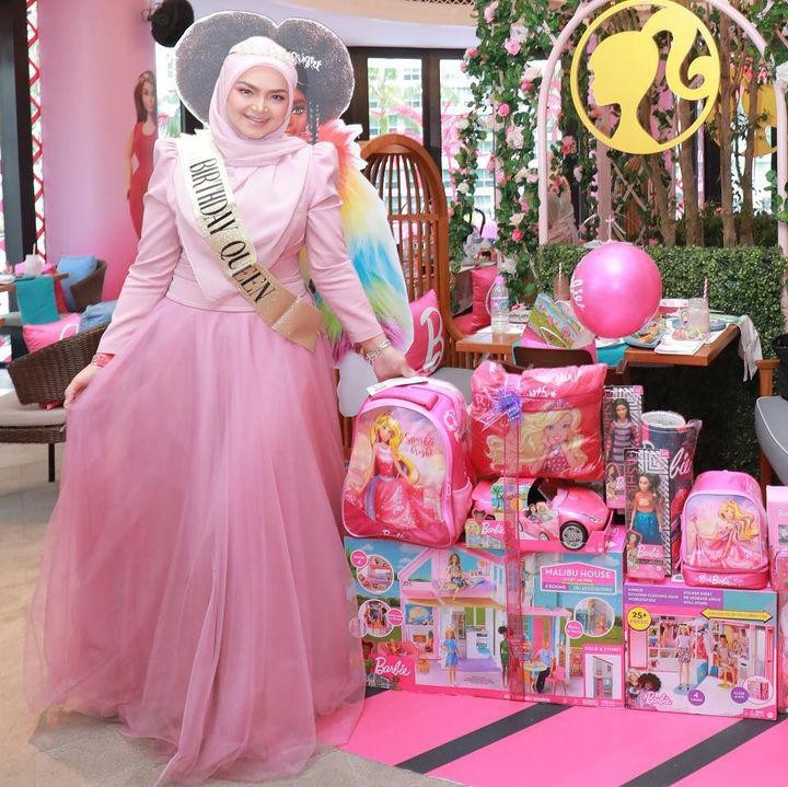 <p>Rona bahagia juga terpancar dari wajah putri Siti, Aafiyah. Ia terlihat begitu bahagia dengan banyaknya boneka Barbie yang ada di pesta ulang tahun Bundanya. (Foto: Instagram @ctdk)</p>