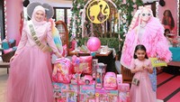 <p>Rona bahagia juga terpancar dari wajah putri Siti, Aafiyah. Ia terlihat begitu bahagia dengan banyaknya boneka Barbie yang ada di pesta ulang tahun Bundanya. (Foto: Instagram @ctdk)</p>