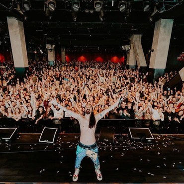 Mau Pamer NFT Doodle Langka, Steve Aoki Sampai Hentikan Konser