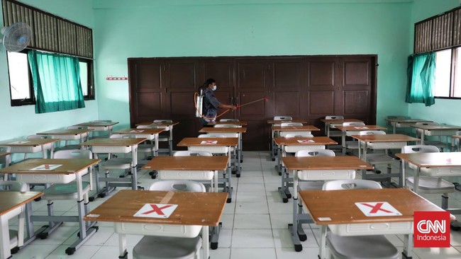Pemkot Tangerang menyetop PTM 100 persen akibat kasus Covid-19, sementara Pemprov Banten mengurangi kapasitas siswa menjadi 25 persen.