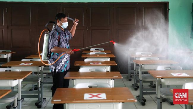 6 Sekolah di Jakarta Timur Tutup Usai Guru dan Siswa Positif Covid-19 Enam sekolah di wilayah Jakarta Timur ditutup akibat guru dan siswa yang positif Covid-19. Padahal keduanya sudah divaksin.
