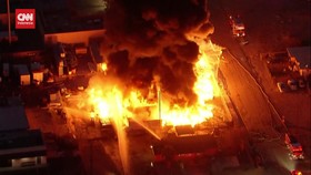 VIDEO: Kebakaran di Distrik Komersial California, 2 Bangunan Hangus
