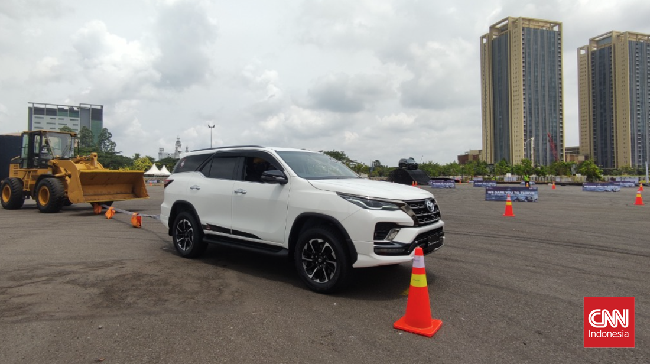 Toyota Fortuner 2.8L Cuma Mesin Baru Tanpa Fitur Anyar Toyota Fortuner dilengkapi mesin 1GD-FTV 2.755 cc VNT Intercooler bertenaga 201 hp pada 3.000 - 4.000 rpm dan torsi 499 nm pada 1.600 - 2.800 rpm.