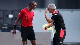 FOTO: Peluit Panjang Wasit Kontroversial di Piala Afrika