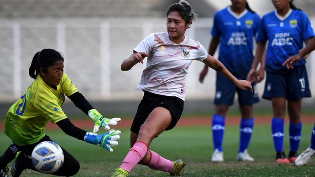 Pemain Timnas Indonesia Putri, Zahra Muzdalifah, terinspirasi perjuangan Shalika Aurelia Viandrisa yang kini bermain di Eropa.