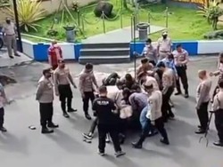 Pria Bawa Pisau Masuk ke Polres Lumajang Berbaur Bersama Warga Lain