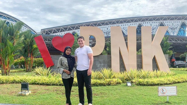Wanita Kalimantan Nikahi Pria Kanada Wanita Kalimantan Nikahi Pria Kanada