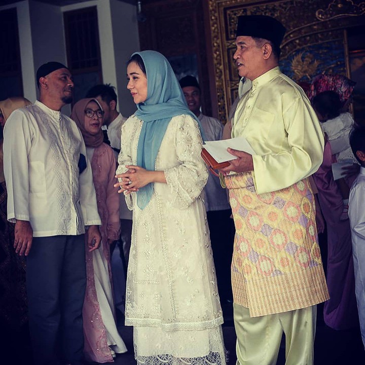 <p>Selama hampir 15 tahun menikah, mantan Menteri Sekretaris Negara ini tetap harmonis dalam membina rumah tangga dengan Rika yang usianya terpaut jauh. (Foto: Instagram @yusrilihzamhdr)</p>