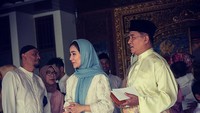 <p>Selama hampir 15 tahun menikah, mantan Menteri Sekretaris Negara ini tetap harmonis dalam membina rumah tangga dengan Rika yang usianya terpaut jauh. (Foto: Instagram @yusrilihzamhdr)</p>