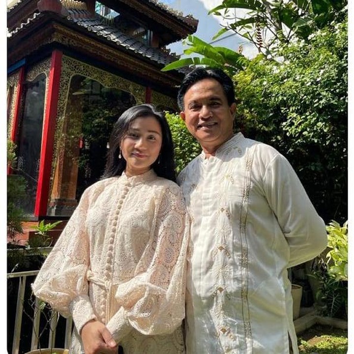 <p>Yusril Ihza Mahendra memang jarang mengunggah momen kebersamaan dengan istri. Namun, tampaknya, Yusril tak mau melewatkan momen penting seperti Lebaran. Sejak beberapa tahun lalu, Yusri unggah foto dengan istri di hari raya tersebut. (Foto: Instagram @yusrilihzamhdr)</p>