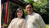 <p>Yusril Ihza Mahendra memang jarang mengunggah momen kebersamaan dengan istri. Namun, tampaknya, Yusril tak mau melewatkan momen penting seperti Lebaran. Sejak beberapa tahun lalu, Yusri unggah foto dengan istri di hari raya tersebut. (Foto: Instagram @yusrilihzamhdr)</p>