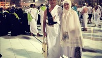 <p>Pada tahun 2019 silam, pasangan ini menunaikan haji bersama. Momen ini dibagikan Yusril di Instagram. (Foto: Instagram @yusrilihzamhd)</p>