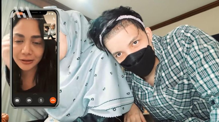 7 Penampilan Atta Halilintar Usai Transplantasi Rambut Atta Halilintar baru saja menjalani transplantasi rambut saat liburan di Turkey, ia pun kini tampil pede tanpa bandana. Yuk intip!