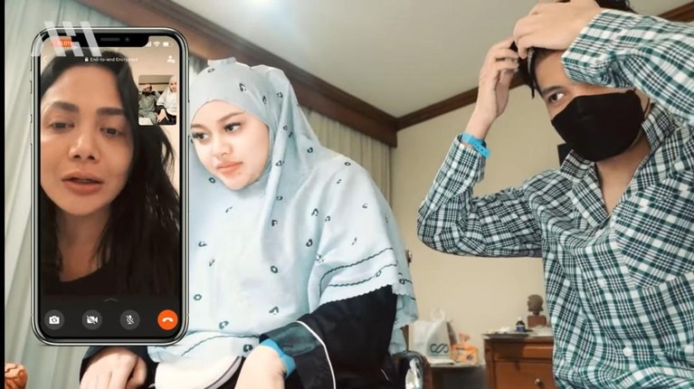 7 Penampilan Atta Halilintar Usai Transplantasi Rambut Atta Halilintar baru saja menjalani transplantasi rambut saat liburan di Turkey, ia pun kini tampil pede tanpa bandana. Yuk intip!