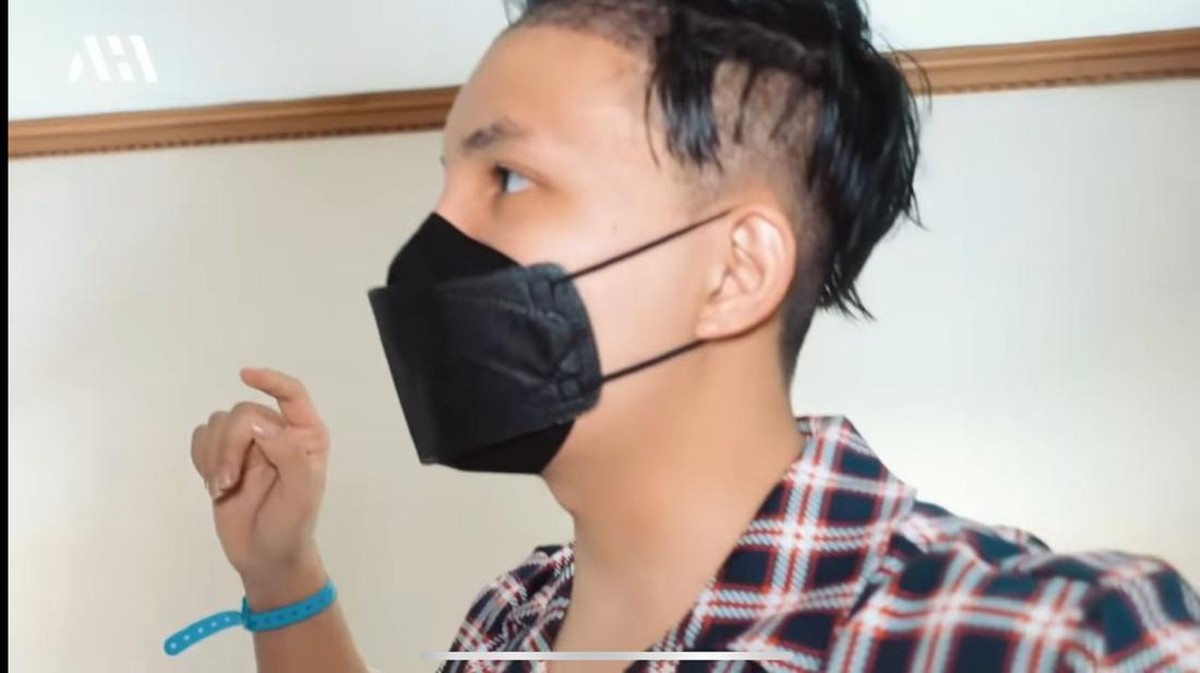 Atta Halilintar baru saja menjalani transplantasi rambut saat liburan di Turkey&comma; ia pun kini tampil pede tanpa bandana&period; Yuk intip&excl;