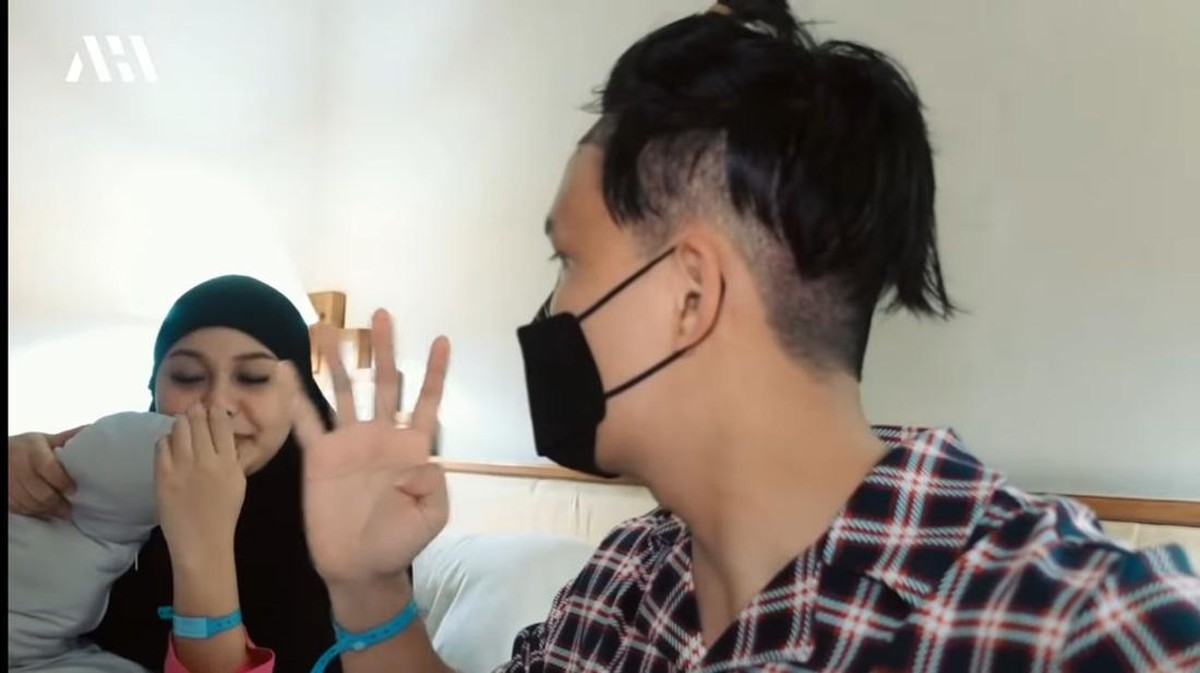 Atta Halilintar baru saja menjalani transplantasi rambut saat liburan di Turkey&comma; ia pun kini tampil pede tanpa bandana&period; Yuk intip&excl;